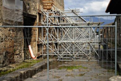 Pompei, nuovo scandalo. M5S: “Appalto a società con ad indagato”