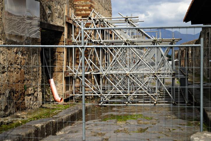 Pompei, nuovo scandalo. M5S: “Appalto a società con ad indagato” Pompei, nuovo scandalo. M5S: “Appalto a società con ad indagato”