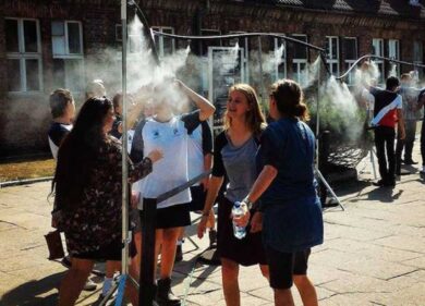 Docce per rinfrescare i visitatori nel campo di Auschwitz. Bufera