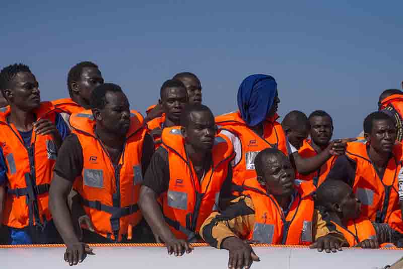 Scatti della disperazione: migranti nel motore Scatti della disperazione: migranti nel motore