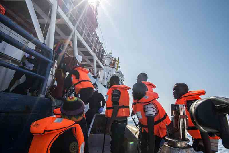 Scatti della disperazione: migranti nel motore Scatti della disperazione: migranti nel motore