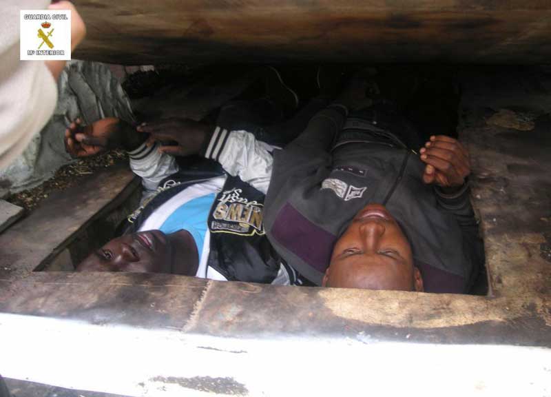 Scatti della disperazione: migranti nel motore Scatti della disperazione: migranti nel motore
