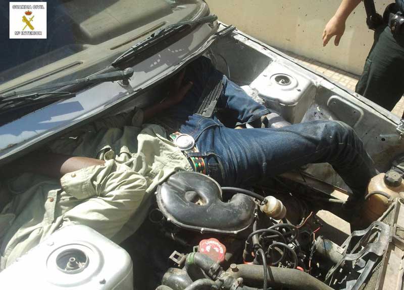 Scatti della disperazione: migranti nel motore Scatti della disperazione: migranti nel motore
