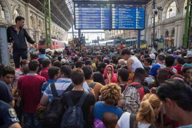 Migranti, centinaia accampati a Budapest. Stazione chiusa