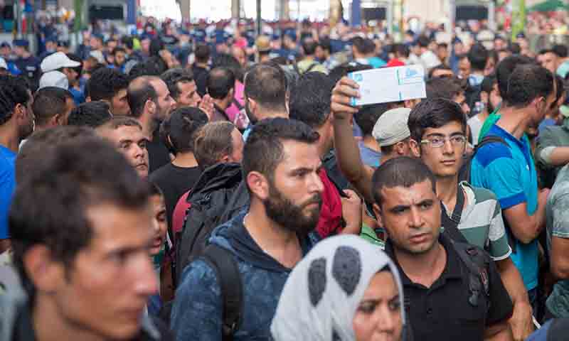 Migranti, centinaia accampati a Budapest. Stazione chiusa Migranti, centinaia accampati a Budapest. Stazione chiusa
