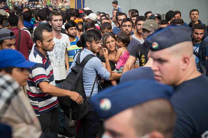 Migranti, centinaia accampati a Budapest. Stazione chiusa Migranti, centinaia accampati a Budapest. Stazione chiusa