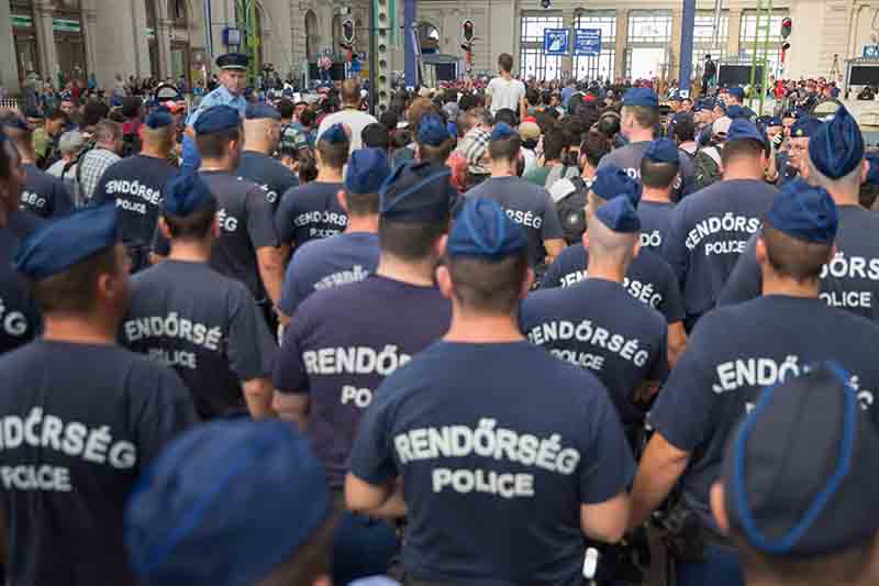 Migranti, centinaia accampati a Budapest. Stazione chiusa Migranti, centinaia accampati a Budapest. Stazione chiusa