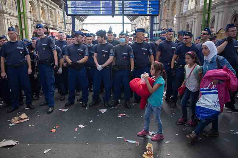 Migranti, centinaia accampati a Budapest. Stazione chiusa Migranti, centinaia accampati a Budapest. Stazione chiusa