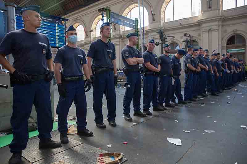 Migranti, centinaia accampati a Budapest. Stazione chiusa Migranti, centinaia accampati a Budapest. Stazione chiusa