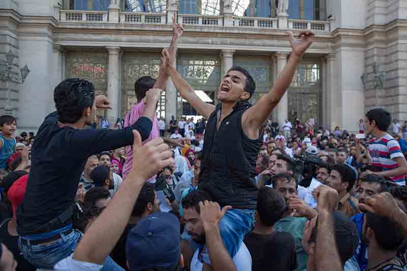 Migranti, centinaia accampati a Budapest. Stazione chiusa Migranti, centinaia accampati a Budapest. Stazione chiusa