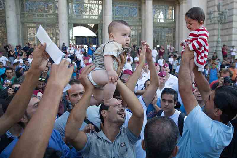 Migranti, centinaia accampati a Budapest. Stazione chiusa Migranti, centinaia accampati a Budapest. Stazione chiusa