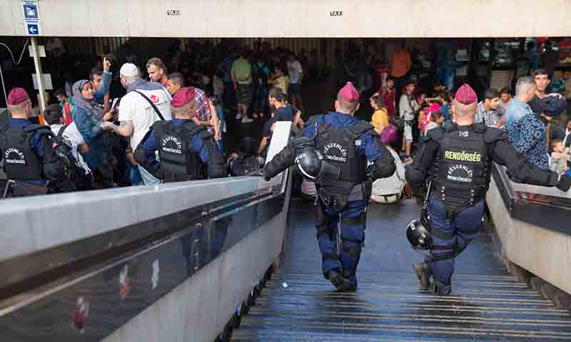 Migranti, centinaia accampati a Budapest. Stazione chiusa Migranti, centinaia accampati a Budapest. Stazione chiusa