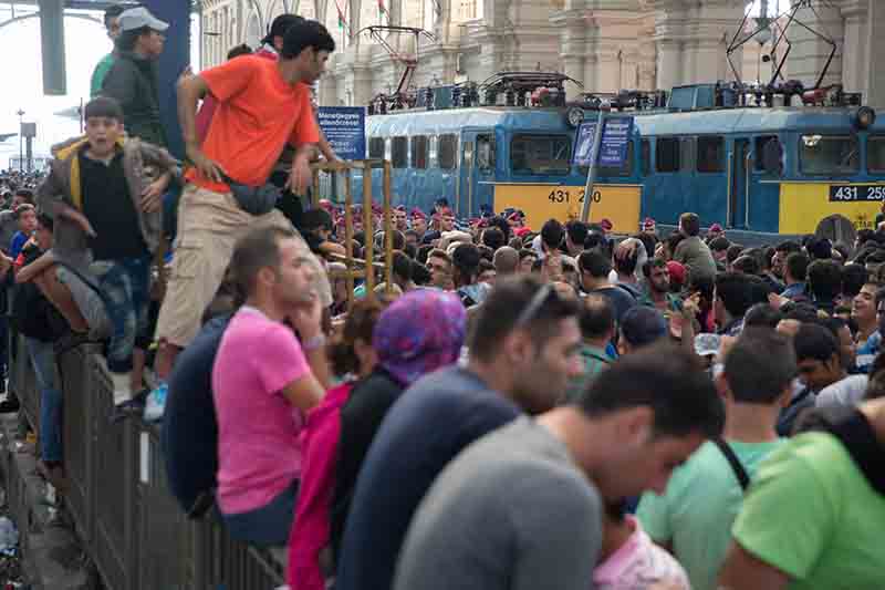 Migranti, centinaia accampati a Budapest. Stazione chiusa Migranti, centinaia accampati a Budapest. Stazione chiusa