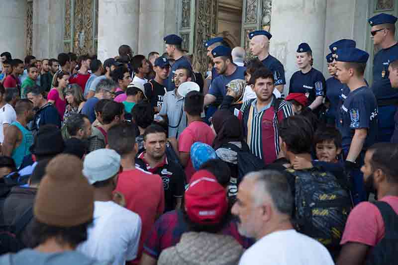 Migranti, centinaia accampati a Budapest. Stazione chiusa Migranti, centinaia accampati a Budapest. Stazione chiusa