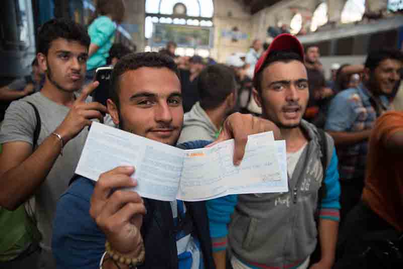 Migranti, centinaia accampati a Budapest. Stazione chiusa Migranti, centinaia accampati a Budapest. Stazione chiusa