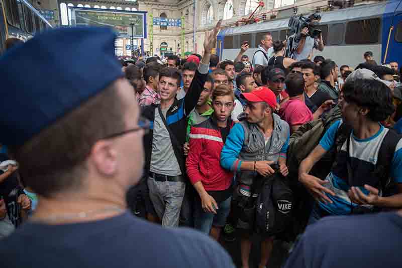 Migranti, centinaia accampati a Budapest. Stazione chiusa Migranti, centinaia accampati a Budapest. Stazione chiusa