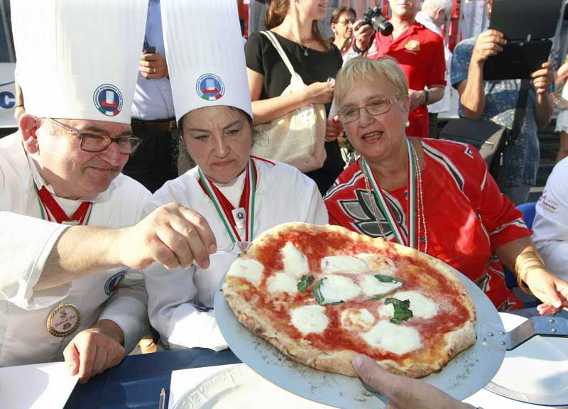 Pizza, la migliore al mondo è di Teresa Iorio. Il premio a Napoli Pizza, la migliore al mondo è di Teresa Iorio. Il premio a Napoli