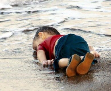 A Kobane l’addio al piccolo Aylan. Il padre: l’ho riportato a casa