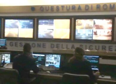 “Aiuto, il fidanzato di mamma la picchia”. Chiama il 113 e lo fa arrestare. Ha 12 anni