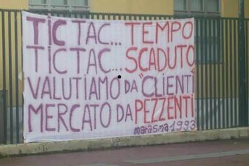 Fiorentina, striscione contro il club viola: “Mercato da pezzenti”