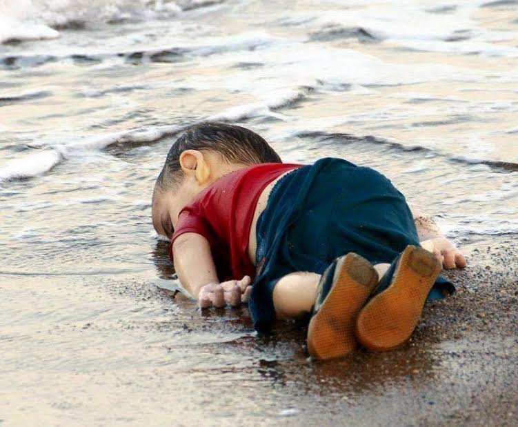 La foto di Aylan Kurdi avrà commosso persino il buon Dio La foto di Aylan Kurdi avrà commosso persino il buon Dio