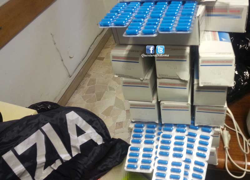 Tabacco, droga e medicinali vietati: maxi sequestro della Polizia Tabacco, droga e medicinali vietati: maxi sequestro della Polizia