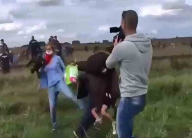 Sgambetto e calci agli immigrati: videoreporter licenziata. Il video