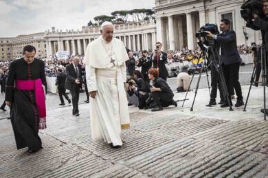 Il Papa incontra i frati Francescani. “Chiese con porte chiuse sono musei”