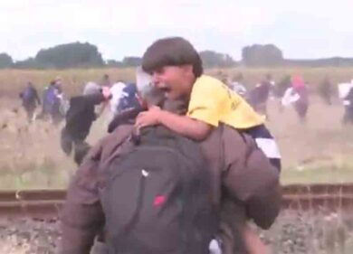 Immigrazione, sul web le immagini della fotoreporter che fa gli sgambetti agli immigrati