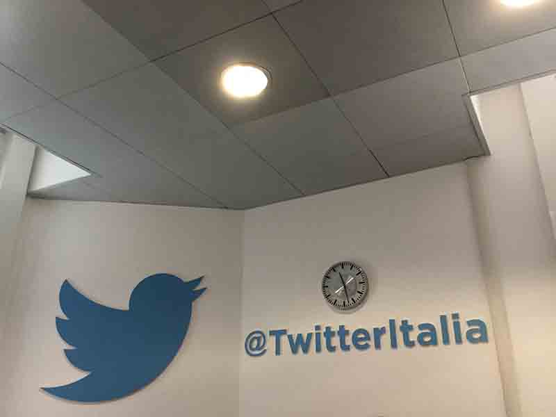 Twitter Italia “Make it Easy”. Ippolito”Servizi per utenti e inserzionisti” Twitter Italia “Make it Easy”. Ippolito”Servizi per utenti e inserzionisti”