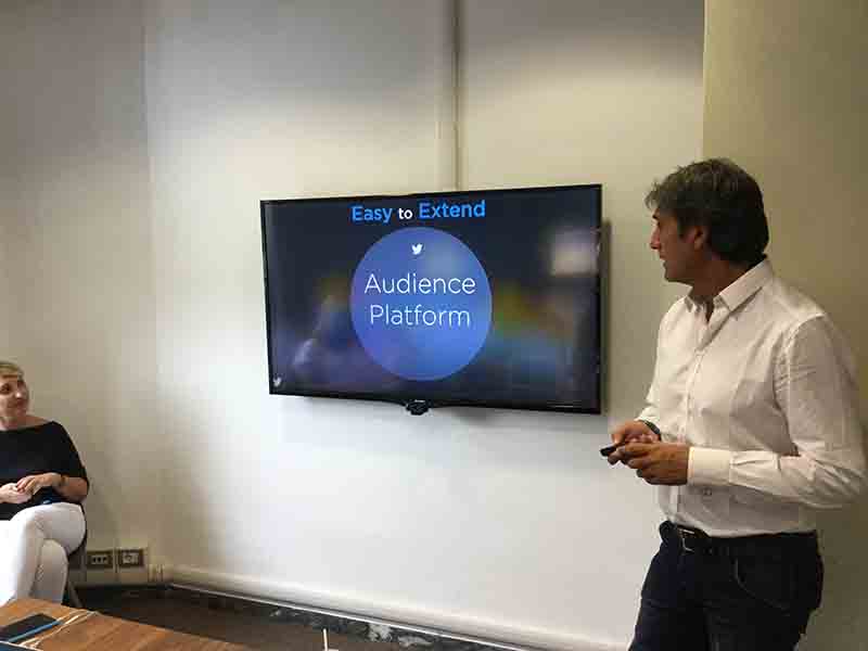 Twitter Italia “Make it Easy”. Ippolito”Servizi per utenti e inserzionisti” Twitter Italia “Make it Easy”. Ippolito”Servizi per utenti e inserzionisti”