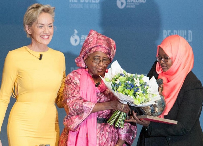 Sharon Stone a Milano, schiena nuda e cuore grande: premia Hawa Abdi Sharon Stone a Milano, schiena nuda e cuore grande: premia Hawa Abdi