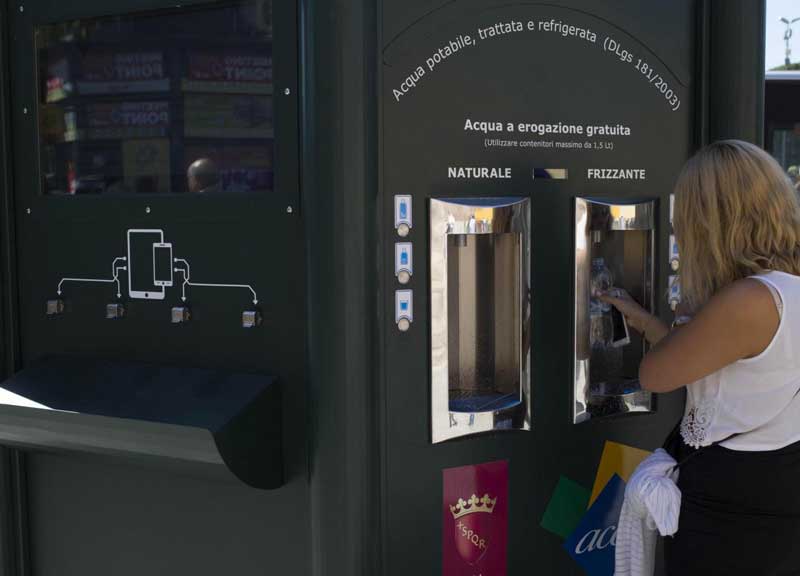 Acea: acqua gratis, pagano gli utenti. Per i nuovi distributori spesi 3 milioni
