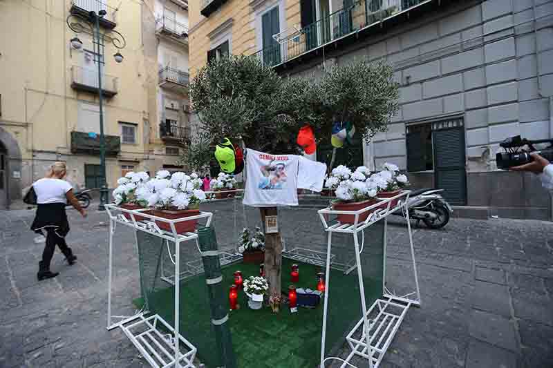 Funerali del giovane Gennaro, strappato striscione anticamorra