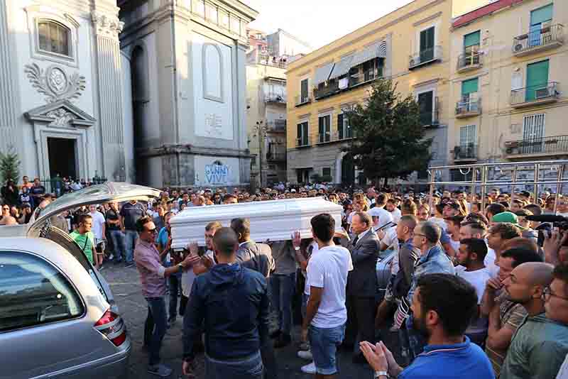 Funerali del giovane Gennaro, strappato striscione anticamorra