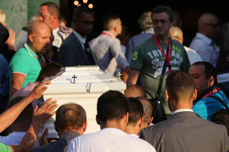 Funerali del giovane Gennaro, strappato striscione anticamorra