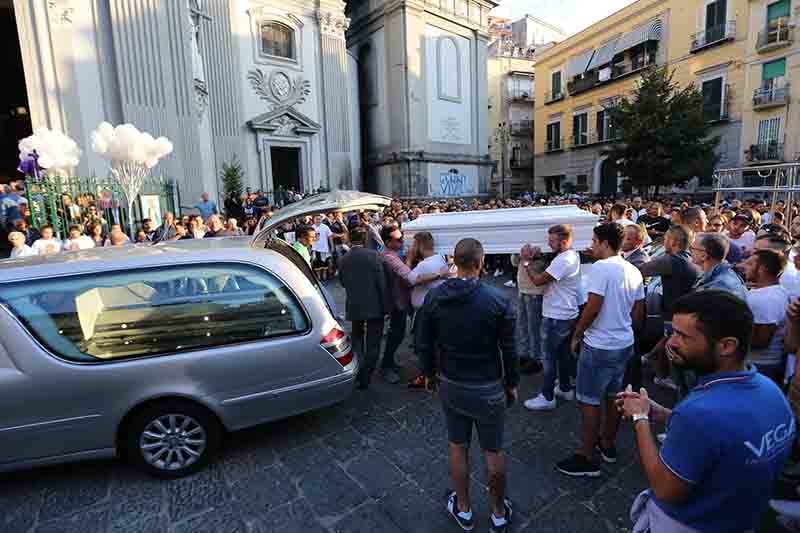 Funerali del giovane Gennaro, strappato striscione anticamorra