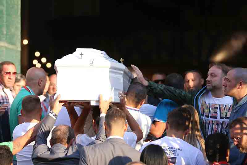 Funerali del giovane Gennaro, strappato striscione anticamorra