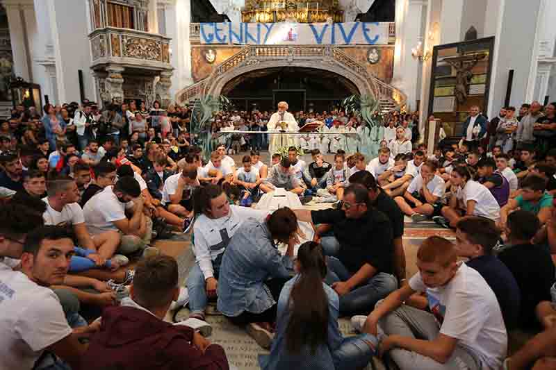 Funerali del giovane Gennaro, strappato striscione anticamorra