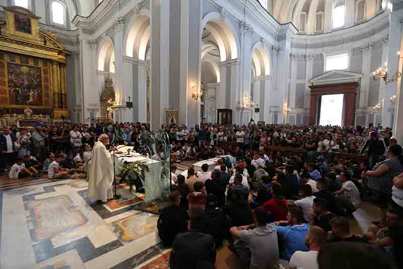 Funerali del giovane Gennaro, strappato striscione anticamorra