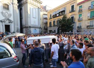 Funerali del giovane Gennaro, strappato striscione anticamorra