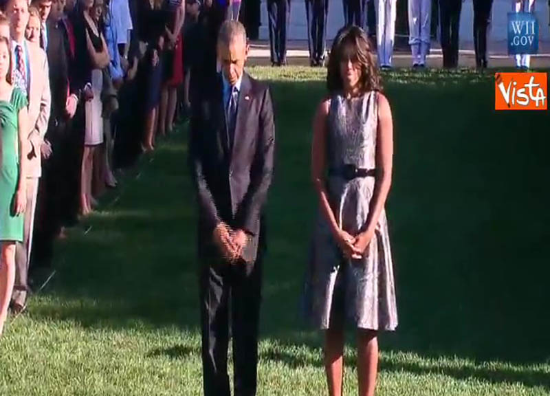 Obama e Michele, un minuto di silenzio per 11 settembre. Video Obama e Michele, un minuto di silenzio per 11 settembre. Video