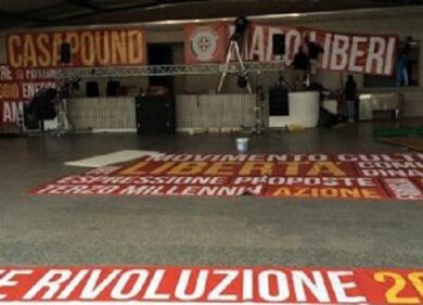 Casa Pound, i neofascisti tirano dritto: a centinaia nel Milanese