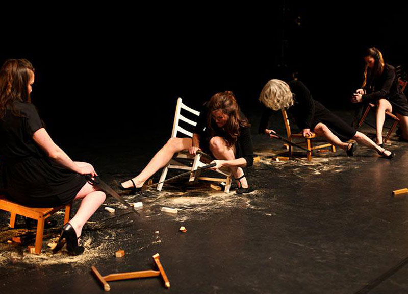 Teatro Milano, la rivoluzione delle donne che segano sedie per parlare del presente Teatro Milano, la rivoluzione delle donne che segano sedie per parlare del presente