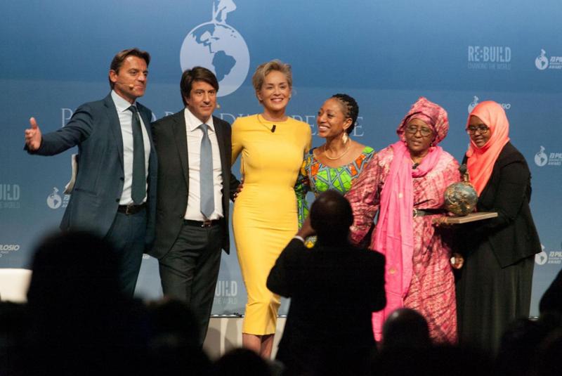 Sharon Stone a Milano, schiena nuda e cuore grande: premia Hawa Abdi Sharon Stone a Milano, schiena nuda e cuore grande: premia Hawa Abdi