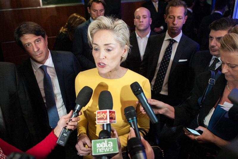 Sharon Stone a Milano, schiena nuda e cuore grande: premia Hawa Abdi Sharon Stone a Milano, schiena nuda e cuore grande: premia Hawa Abdi