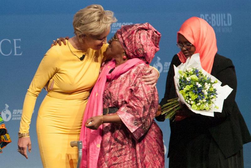 Sharon Stone a Milano, schiena nuda e cuore grande: premia Hawa Abdi Sharon Stone a Milano, schiena nuda e cuore grande: premia Hawa Abdi