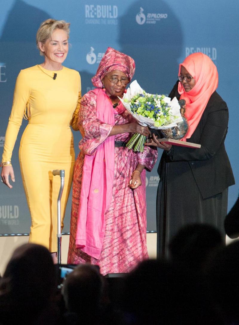 Sharon Stone a Milano, schiena nuda e cuore grande: premia Hawa Abdi Sharon Stone a Milano, schiena nuda e cuore grande: premia Hawa Abdi
