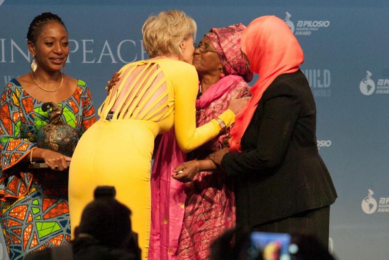 Sharon Stone a Milano, schiena nuda e cuore grande: premia Hawa Abdi Sharon Stone a Milano, schiena nuda e cuore grande: premia Hawa Abdi