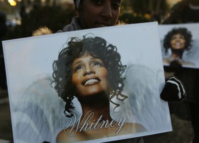 Whitney Houston torna in scena: ecco i tour di cantanti morti